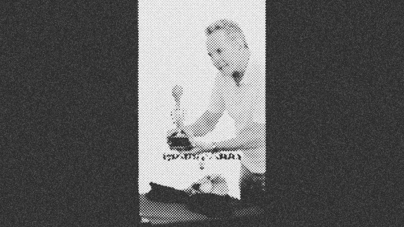 Bryan Cranston eats deathwing after Frankie Muniz praises his thighs